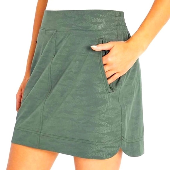 2/$30 Orvis Camo Embossed Travel Skort in Green SZ XS NWT - Picture 1 of 14